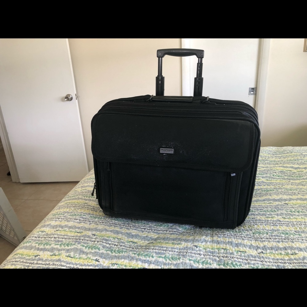 Quality computer bag on wheels.